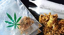 Größere Mengen Cannabis fand die Polizei bei einer Hausdurchsuchung. Vor Gericht gib es nun Streit über die Rechtmäßigkeit des ...