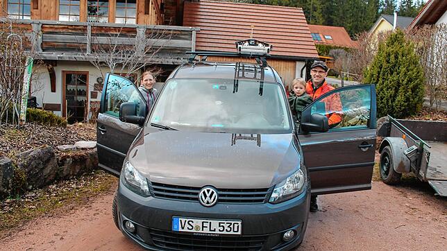 Im voll bepackten Caddy mit einer langen Leiter auf dem Dach geht es nach Niedersachsen. Carolin Barth, Ansgar Barth, der kleine ...