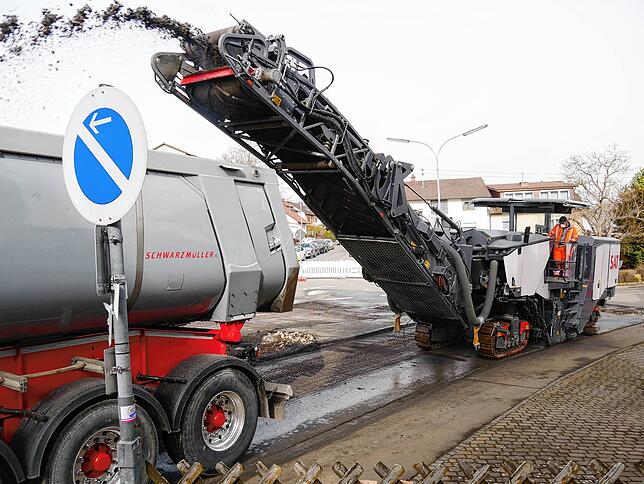 Aktuell wird der alte Belag der Schloßstraße abgefräst. Dann sollen die Arbeiten im Untergrund beginnen.