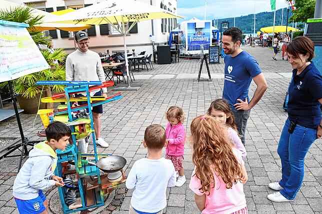 Die Kinder haben bei den Gartenfestspielen viel Spaß.