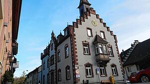 Das Büro des Bürgermeisters befindet sich derzeit wegen der Sanierung des Stühlinger Rathauses (Bild) im Kloster Stühlingen. Der ...