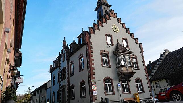 Das Büro des Bürgermeisters befindet sich derzeit wegen der Sanierung des Stühlinger Rathauses (Bild) im Kloster Stühlingen. Der ...