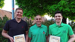 Zunftmeister Marcus Berger (Mitte) gratulierte Jonas Schäuble (l.) und David Frank zu zehn Jahren Mitgliedschaft bei den Herrischrieder ...