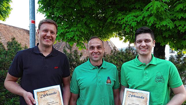 Zunftmeister Marcus Berger (Mitte) gratulierte Jonas Schäuble (l.) und David Frank zu zehn Jahren Mitgliedschaft bei den Herrischrieder ...