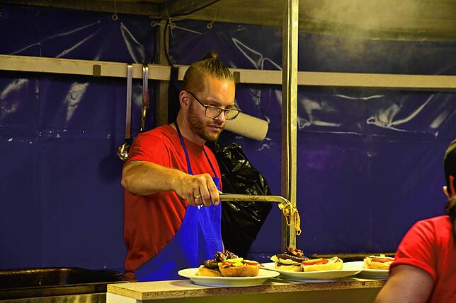 Alle Hände voll zu tun haben die fleißigen Helfer hinter Schank und Theke, um die vielen hungrigen Gäste mit Essen und Trinken zu ...
