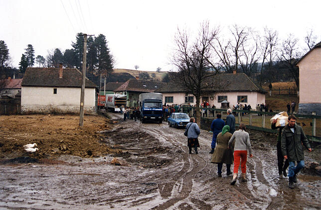 1990: Verteilung in Bodos bei Baraolt.