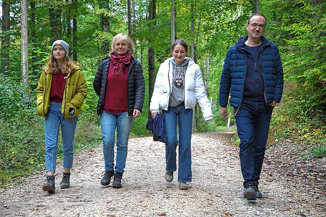 Waldspaziergang mit der Familie (von links): Amelie, Karin Auchter, Johanna und Uli Burchardt.