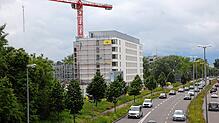 Im September 2021 soll an der Reichenaustraße ein erstes Hotel und ein Parkhaus eröffnen, voraussichtlich Mitte des Folgejahres zieht ...