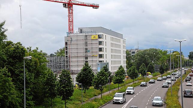 Im September 2021 soll an der Reichenaustraße ein erstes Hotel und ein Parkhaus eröffnen, voraussichtlich Mitte des Folgejahres zieht ...