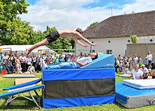 Bild 14: Bilder vom Hafenfest-Sonntag mit Turn-Show, Bürgermeister-Mutprobe und Flohmarkt (1)
