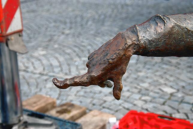 Und so sieht der Finger der Bronzeskulptur nach der Operation aus – wie neu.