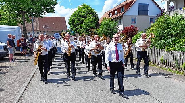 Bild 17: Großer Festumzug am Gmeindshus Oberlauchringen