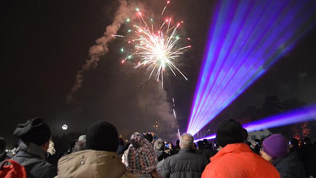 Willkommen 2019: Bei guter Sicht genossen die Silvesterfeiernden die Pyro-Show in beiden Rheinfelden.