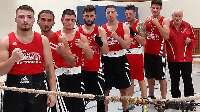 Action: Vorsitzender Gerhard Grether (rechts) und seine neue Boxstaffel vom Boxring Klettgau. Bild: Verein