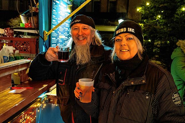 Manuela und Jürgen Schmidt gönnen sich einen Drink an Abus Cocktailbar.