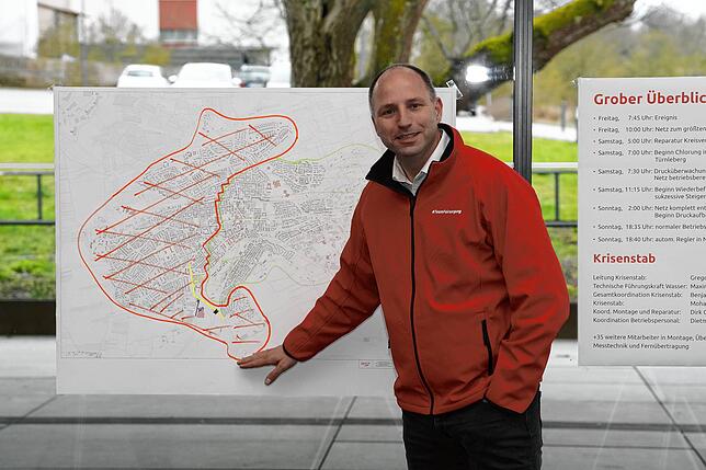 Das war das betroffene Gebiet: Stadtwerke-Chef Gregor Gülpen informiert die Bürger über das Wasser-Chaos der vergangenen Tage.