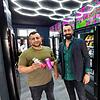Servet Karaaslan und Saliba Günes (von links) eröffneten den ersten Konstanzer Automatenkiosk in der Rheingutstraße im Paradies.
