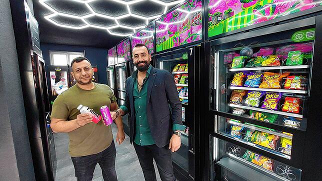 Servet Karaaslan und Saliba Günes (von links) eröffneten den ersten Konstanzer Automatenkiosk in der Rheingutstraße im Paradies.