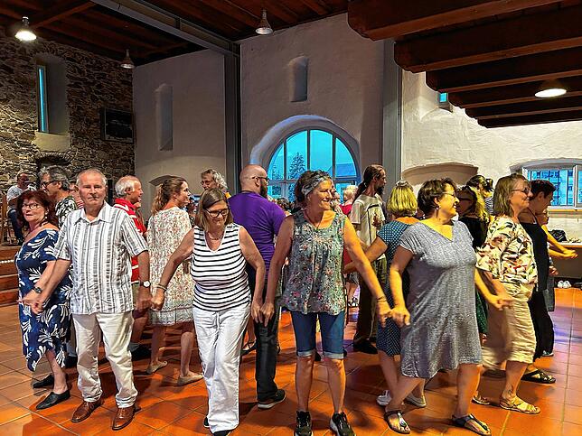 Der Luttinger Pfarrsaal wurde an den grenzüberschreitenden Kulturtagen für einen langen Abend zum Tanzsaal bei Fest Noz.