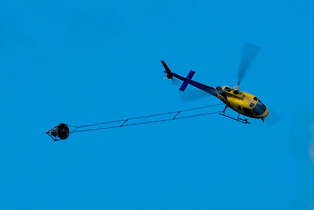 Bild 5: Umweltschutz mit dem Heli: In VS wird derzeit der Stadtwald aus der Luft gekalkt