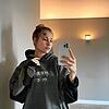 Influencerin Melina Sophie zeigt sich mit einem scheinbar auf die Stirn tätowierten QR-Code.