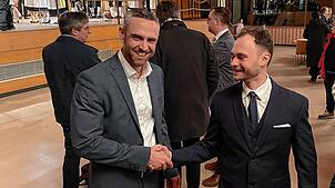 Bürgermeister Mike Bihler (links)