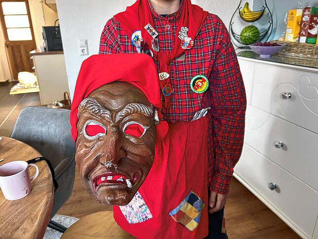Lia hält stolz ihre Maske in die Kamera. Kinder unter 16 Jahren haben eine Maske aus einem harten Pappmaché. Diese ist um einiges ...