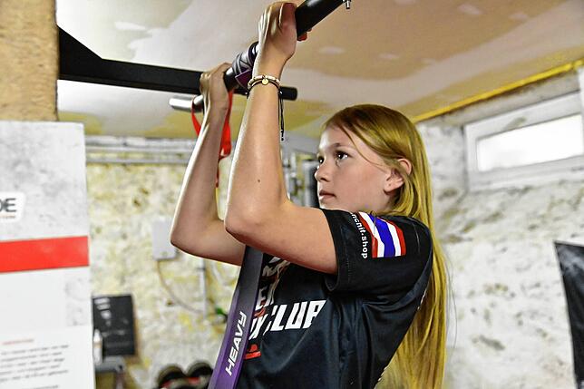 Um sich fit zu halten und Kraft aufzubauen, gehören auch Ausdauer- und Kraftsport zum täglichen Pensmu. Hier macht Naila Klimmzüge im ...