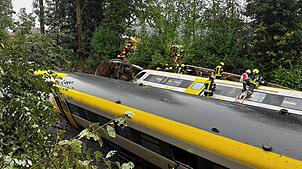 Rettungskräfte suchen in einem entgleisten Zug nach Fahrgästen. Der Personenzug ist im Kreis Biberach entgleist.