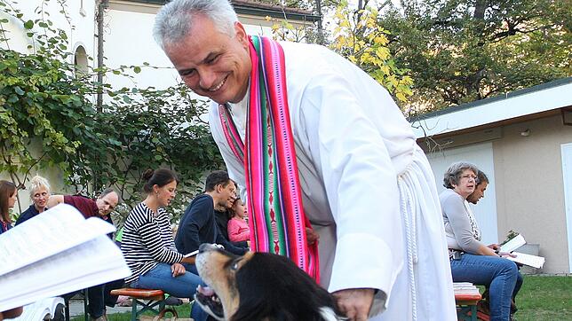 Ein Seelsorger mit gutem Gespür, wo die Menschen Hilfe brauchen: Tiersegnungsgottesdienste finden nicht alle gut in der Kirche. Andreas ...