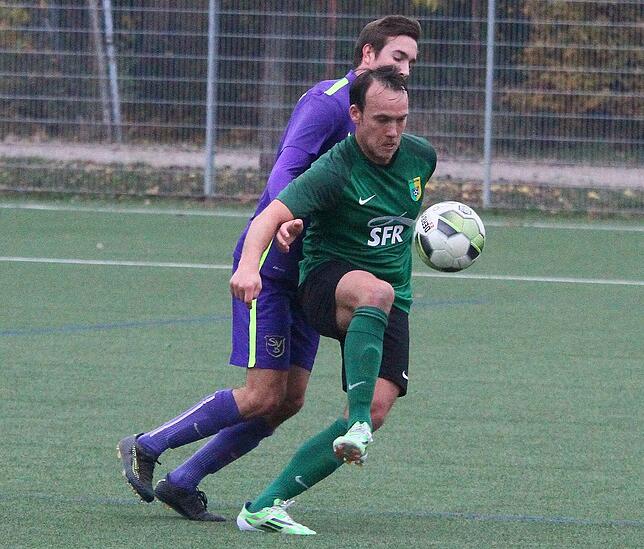 Kronprinz gesucht: Philipp Müller (vorn, gegen Jan Körner vom SV Buch) traf 19 Mal in der abgelaufenen Saison für den SV Herten.