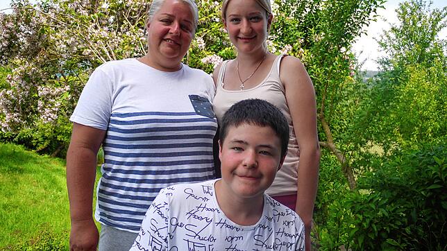 Nataliia, Anatolii und Olena Mandziuk (von links) in ihrem neuen Zuhause im Deggenhausertal. Die Ukrainerin ist mit ihren Kindern ...