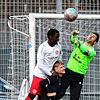Amadou Marena (links) traf zweimal gegen den SC Hofstetten (Torhüter Daniel Kuofer), zum Sieg reichten seine Tore aber nicht.