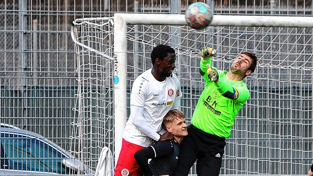 Amadou Marena (links) traf zweimal gegen den SC Hofstetten (Torhüter Daniel Kuofer), zum Sieg reichten seine Tore aber nicht.