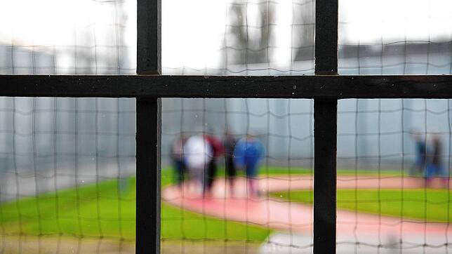 Gitter an einem Fenster der JVA Stammheim (Symbolbild) Ein Mann aus dem Bezirk Zurzach muss für vier Jahre ins Gefängnis, weil er unter ...