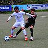 Calin Popa (Triberg, links) im Duell mit Fabian Klausmann (Schonach). Der FC Schonach lässt Triberg keine Chance und fährt drei Punkte ein