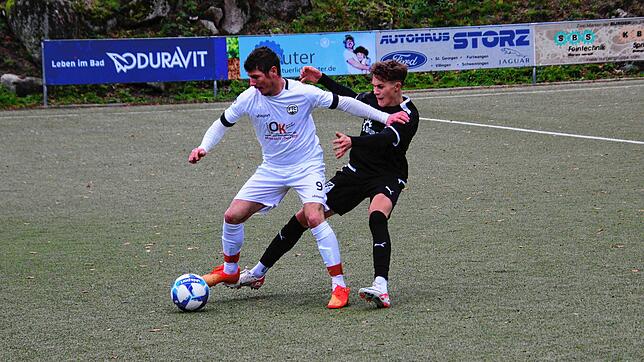 Calin Popa (Triberg, links) im Duell mit Fabian Klausmann (Schonach). Der FC Schonach lässt Triberg keine Chance und fährt drei Punkte ein