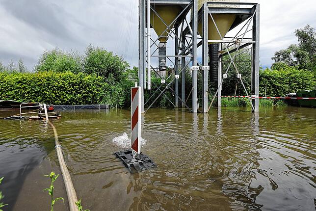 Bild 11: Abwasserkanäle kommen nicht mehr hinterher: Bilder vom heftigen Unwetter in Radolfzell