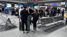 Passagiere beim Check-in am Flughafen Friedrichshafen: Die Mitarbeiter bei der Gepäck- und Personenkontrolle haben ihre Arbeit niedergelegt.