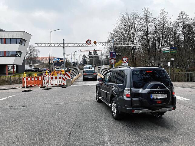 Trotz einspuriger Verkehrsführung läuft es an der Behelfsbrücke über die Brigach (Peterzeller Straße, VS-Villingen) wie am Schnürchen. ...