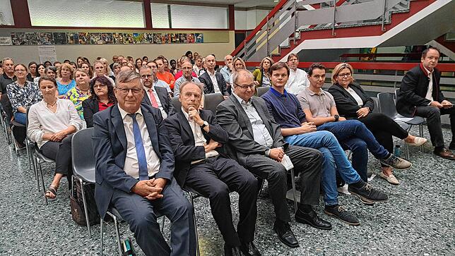 Schulamtsdirektor Rainer Beha (links), Bürgermeister Alexander Guhl (Mitte) und Michael Malcher, städtischer Fachbereichsleiter für ...