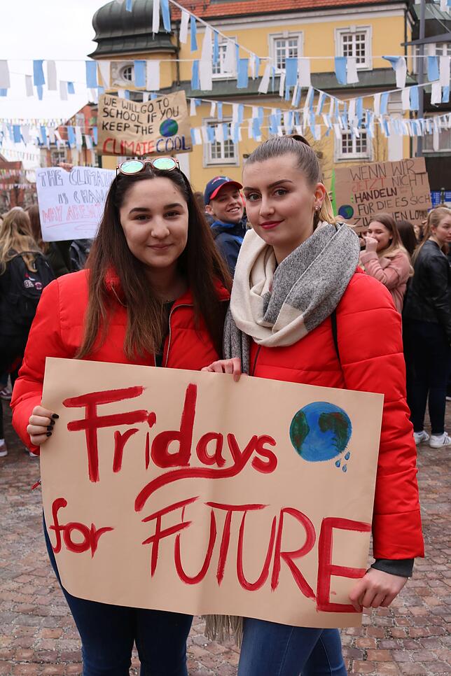Ceyda Gyrnehir (links) und Sofia Kexel haben die Schülerdemo gegen Klimawandel und Kohleausstieg organisiert.