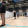 Im Einbahnverkehr zur Impfung: Damit sich die Impflinge nicht begegnen, folgen sie den Markierungen bis zur Impfung.