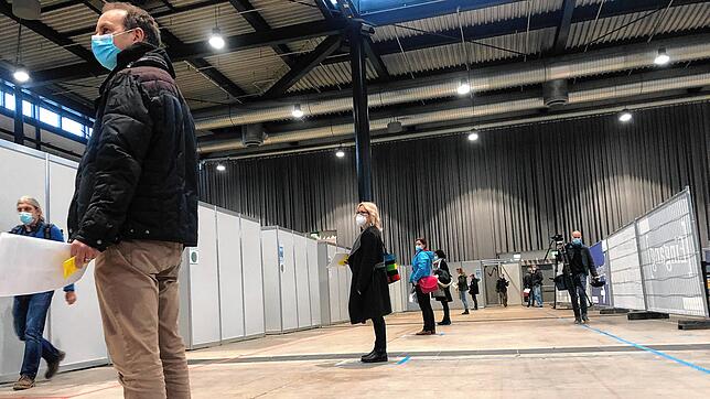 Im Einbahnverkehr zur Impfung: Damit sich die Impflinge nicht begegnen, folgen sie den Markierungen bis zur Impfung.