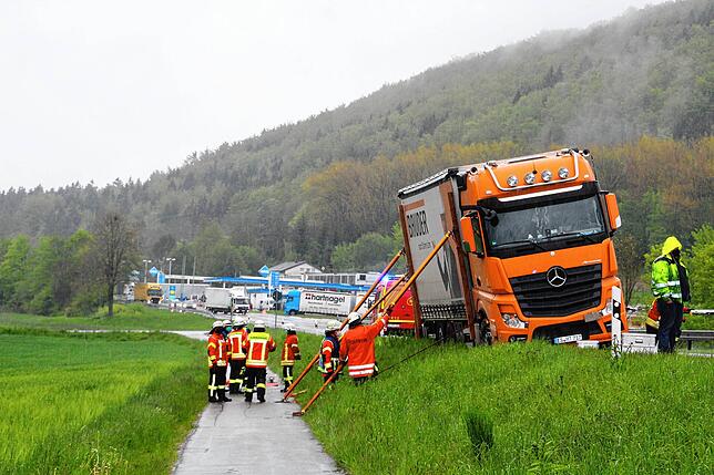 Dieses Bild zeigt deutlich die Gefahr für Fußgänger und Radfahrer, wenn der 40 Tonner am Donnerstag von der B 27 nach unten auf den Weg ...