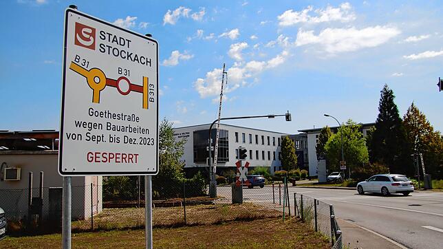 An beiden Enden der geplanten Baustelle, wie beispielsweise hier am Schiesserknoten, weisen bereits jetzt Schilder auf die anstehende ...