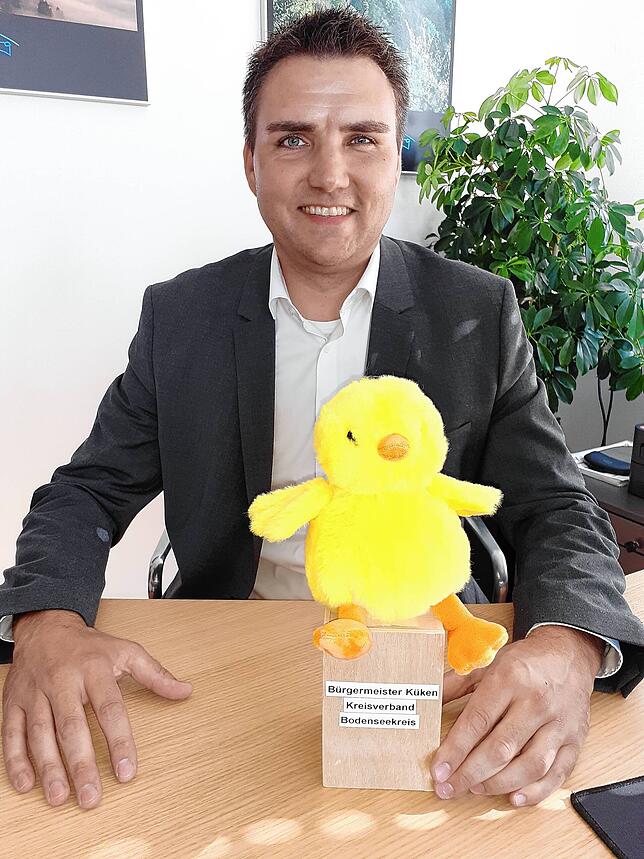 Als nunmehr Jüngster wurde Denis Lehmann in der Runde der Kreisbürgermeister mit einem aussagestarken Küken begrüßt.