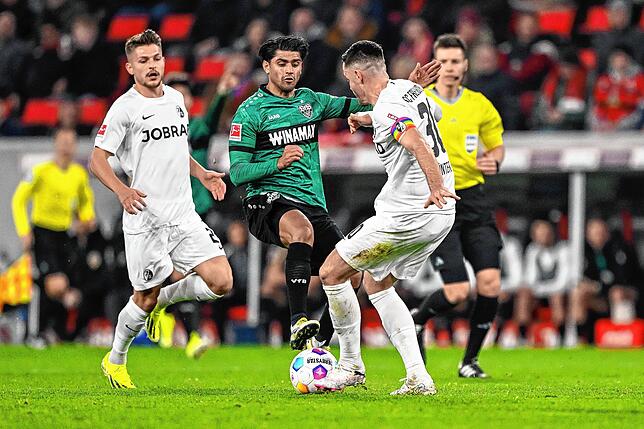 Freiburgs Florent Muslija (l) Stuttgarts Mahmoud Dahoud (M) in Aktion gegen Freiburgs Christian Günter (r).