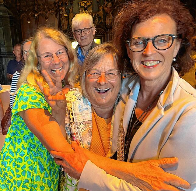 Irene Alpes (Bildmitte, von LBU/Die Grünen) schafft den Einzug in den Stadtrat und konnte der AfD den dritten Sitz vor der Nase ...