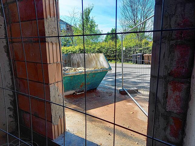 Rund um den „Adler“ stehen die Bauschuttcontainer. Bei der Kernsanierung muss der größte Teil des früheren Innenausbaus herausgerissen ...